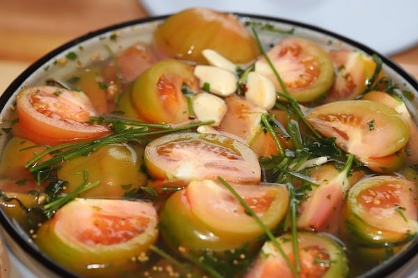 pomidory marynowane w oleju z cebulą i ziołami