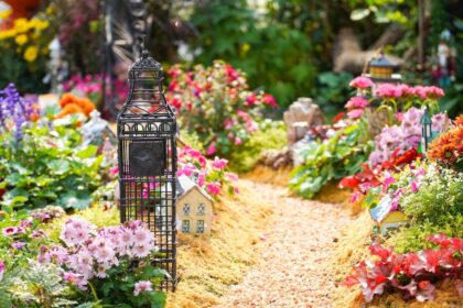 rabata kwiatowa w ogrodzie