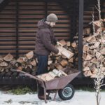 Samodzielna budowa drewutni: niezbędne elektronarzędzia i zakres prac