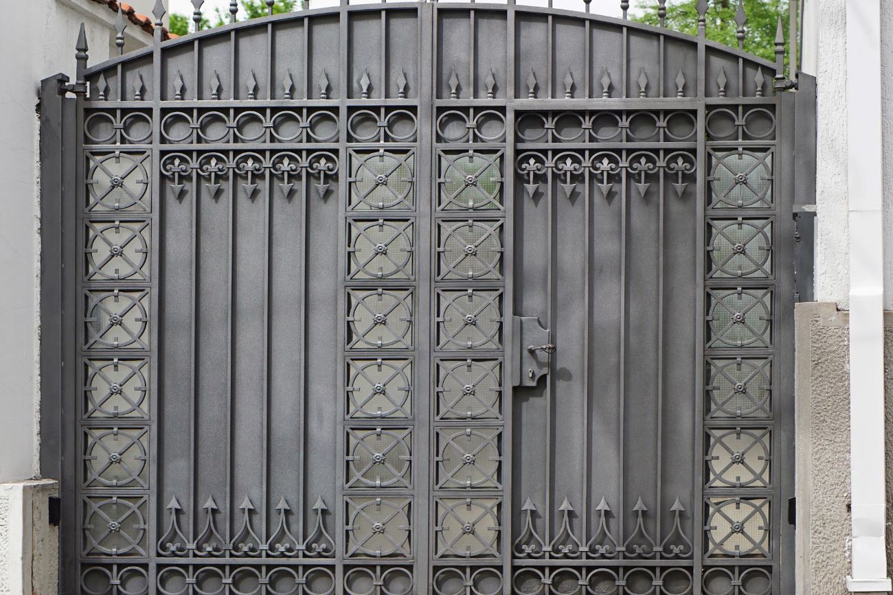 Jak dobrze dobrać zamek do bramy? Praktyczne wskazówki