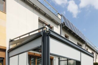 Rozkoszuj się prywatnością i komfortem na tarasie. Jakie rolety i żaluzje zastosować? Rozkoszuj się prywatnością i komfortem na tarasie. Jakie rolety i żaluzje zastosować?