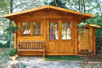 Drewniany domek ogrodowy. Jak o niego dbać, aby służył przez lata?