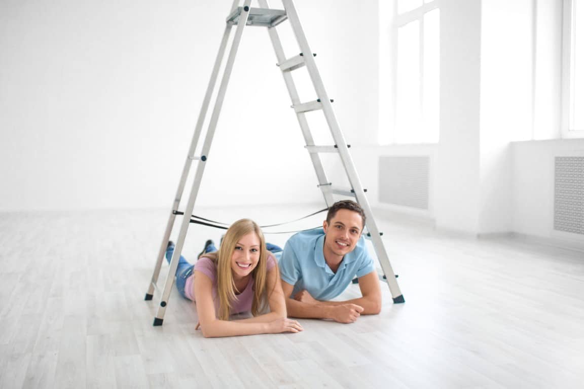 Jak skutecznie zabezpieczać drabinę podczas prac domowych?