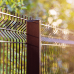 Jak zamontować słupki ogrodzeniowe na kotwach? Praktyczny poradnik