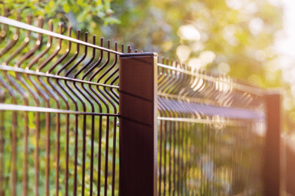 Jak zamontować słupki ogrodzeniowe na kotwach? Praktyczny poradnik