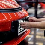 Jak spersonalizować ramki tablic rejestracyjnych i nie łamać przepisów