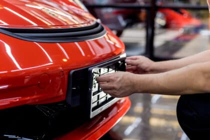 Jak spersonalizować ramki tablic rejestracyjnych i nie łamać przepisów