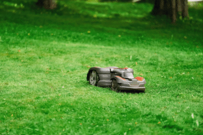 Roboty koszące a teren pochyły – jak radzą sobie w trudnych ogrodach?