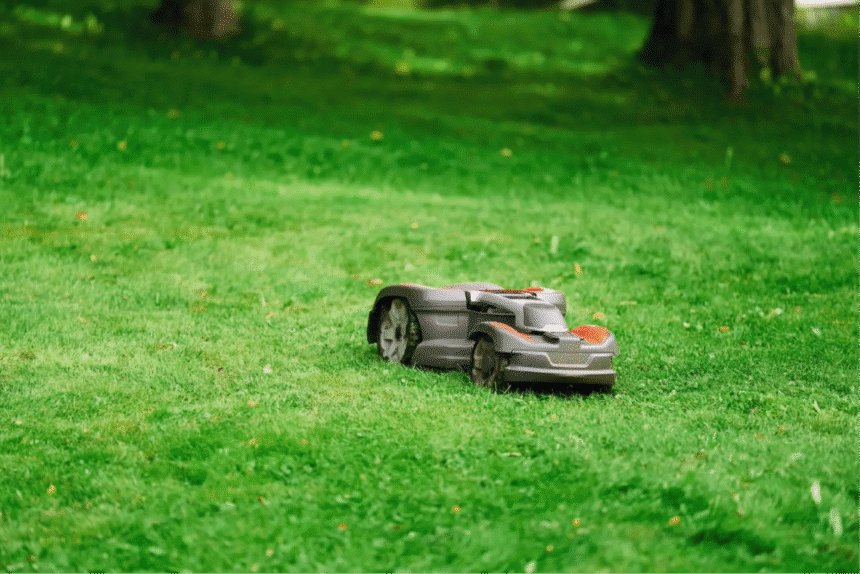 Roboty koszące a teren pochyły – jak radzą sobie w trudnych ogrodach?