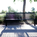 Minimalistyczne ławki stalowe w nowoczesnych projektach