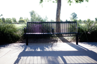 Minimalistyczne ławki stalowe w nowoczesnych projektach