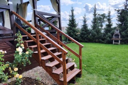 Drewniane schody ogrodowe prowadzące na taras