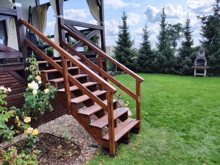 Drewniane schody ogrodowe prowadzące na taras
