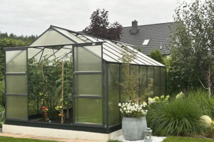 Pierwsza szklarnia w ogrodzie – przewodnik dla początkujących ogrodników