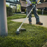 Podkaszarka akumulatorowa czy elektryczna? Porównanie dwóch popularnych typów