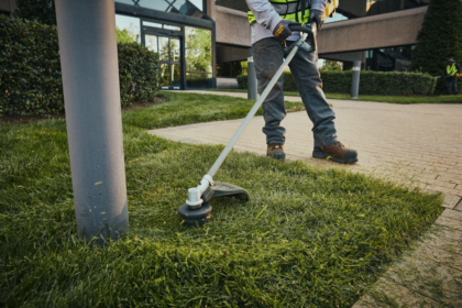 Podkaszarka akumulatorowa czy elektryczna? Porównanie dwóch popularnych typów