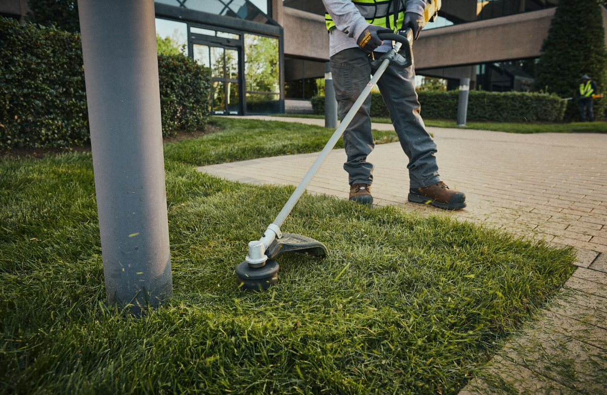 Podkaszarka akumulatorowa czy elektryczna? Porównanie dwóch popularnych typów