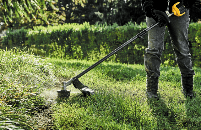Podkaszarka akumulatorowa czy elektryczna? Porównanie dwóch popularnych typów