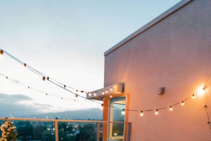 Sztuczna trawa zielona na tarasie i balkonie: jak przygotować podłoże, żeby uniknąć fal i zagnieceń