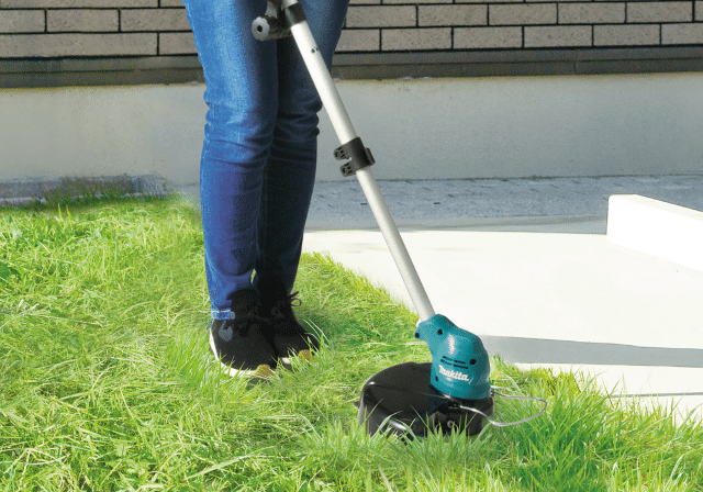 Podkaszarka akumulatorowa czy elektryczna? Porównanie dwóch popularnych typów